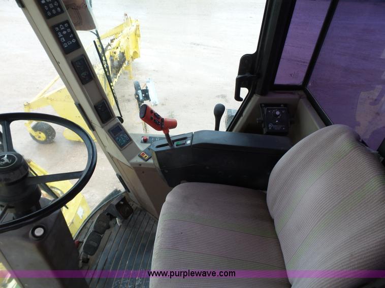 image for item L6616 2002 John Deere 6850 PRWD forage harvester