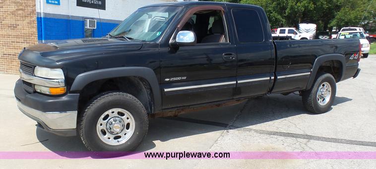 image for item AV9857 2001 Chevrolet Silverado 2500HD LS Ext. Cab pickup truck