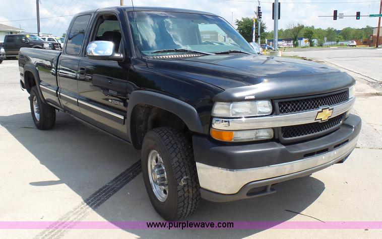 image for item AV9857 2001 Chevrolet Silverado 2500HD LS Ext. Cab pickup truck