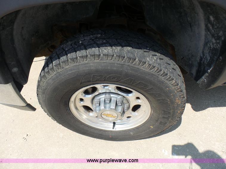 image for item AV9857 2001 Chevrolet Silverado 2500HD LS Ext. Cab pickup truck