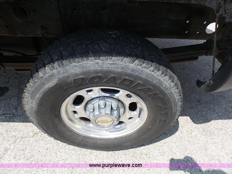 image for item AV9857 2001 Chevrolet Silverado 2500HD LS Ext. Cab pickup truck