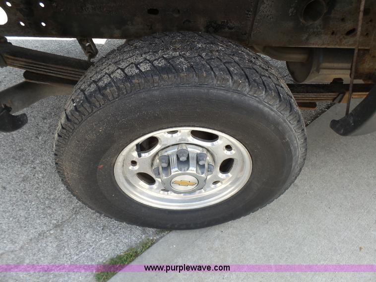 image for item AV9857 2001 Chevrolet Silverado 2500HD LS Ext. Cab pickup truck