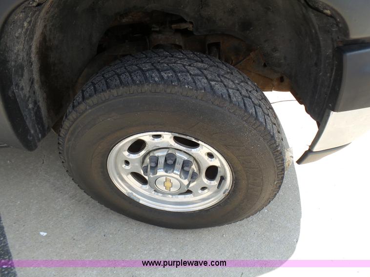 image for item AV9857 2001 Chevrolet Silverado 2500HD LS Ext. Cab pickup truck