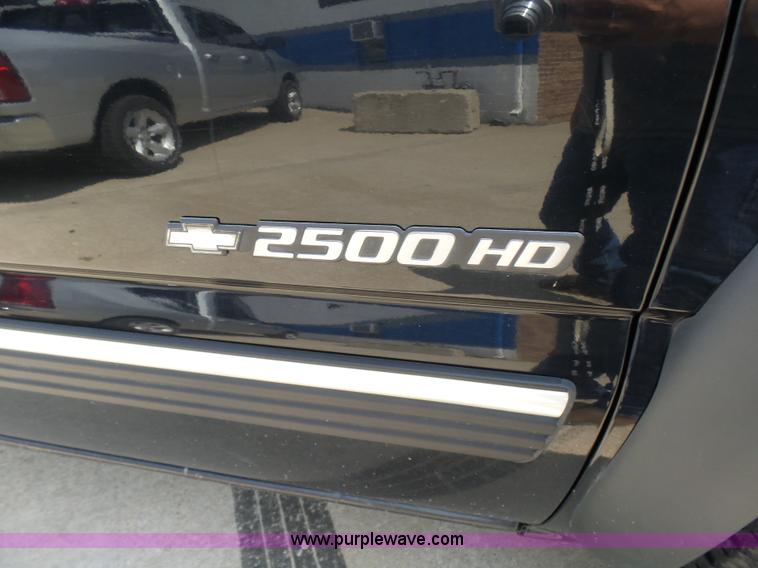 image for item AV9857 2001 Chevrolet Silverado 2500HD LS Ext. Cab pickup truck