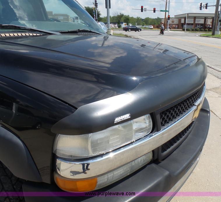 image for item AV9857 2001 Chevrolet Silverado 2500HD LS Ext. Cab pickup truck