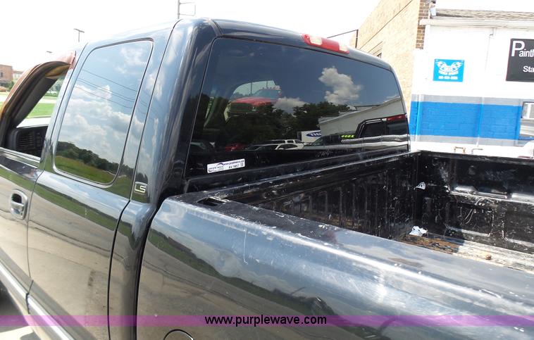 image for item AV9857 2001 Chevrolet Silverado 2500HD LS Ext. Cab pickup truck