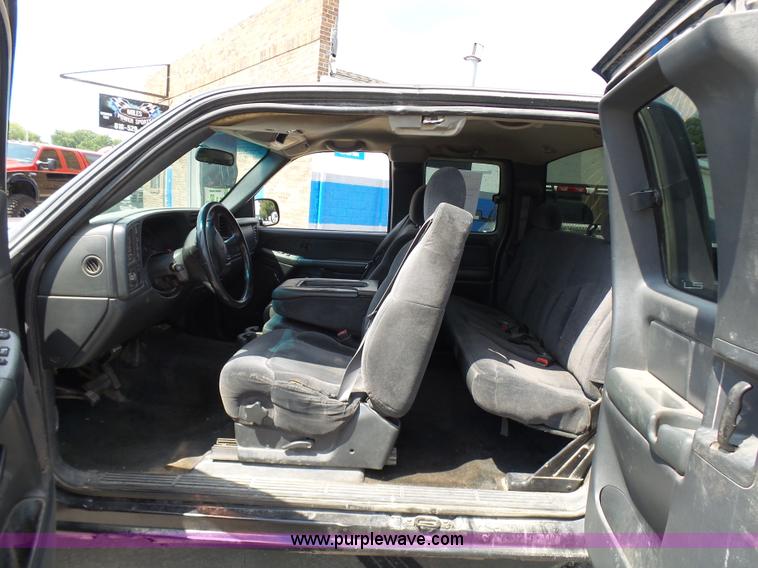 image for item AV9857 2001 Chevrolet Silverado 2500HD LS Ext. Cab pickup truck