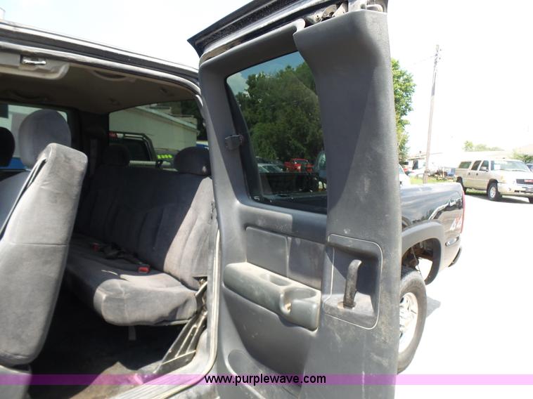 image for item AV9857 2001 Chevrolet Silverado 2500HD LS Ext. Cab pickup truck