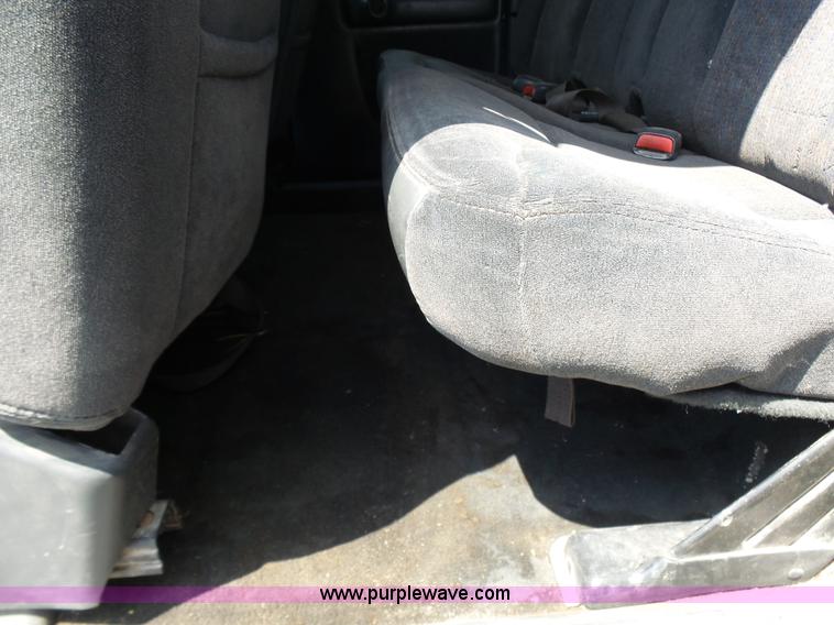 image for item AV9857 2001 Chevrolet Silverado 2500HD LS Ext. Cab pickup truck