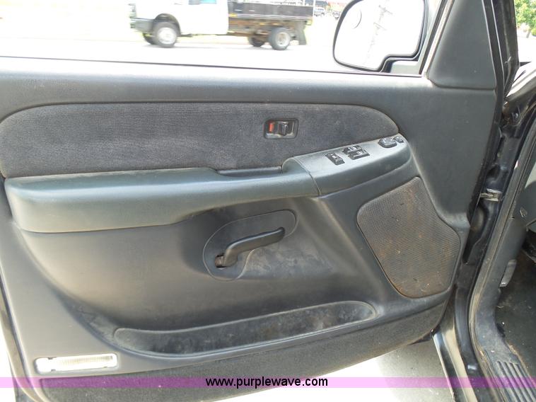 image for item AV9857 2001 Chevrolet Silverado 2500HD LS Ext. Cab pickup truck