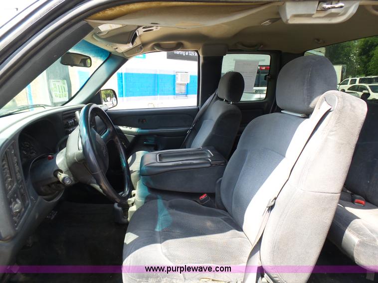 image for item AV9857 2001 Chevrolet Silverado 2500HD LS Ext. Cab pickup truck