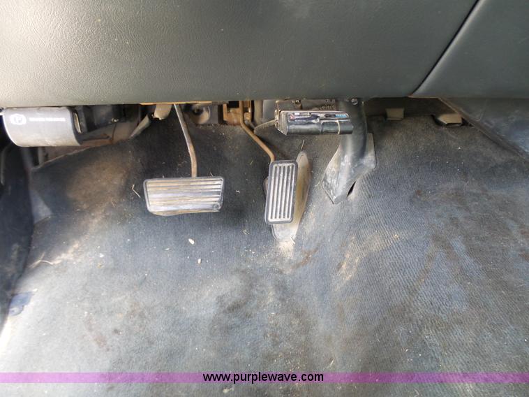 image for item AV9857 2001 Chevrolet Silverado 2500HD LS Ext. Cab pickup truck