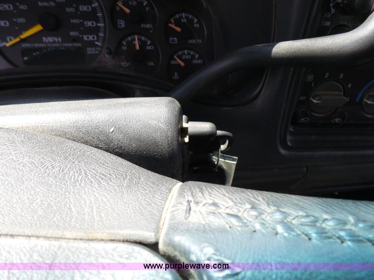 image for item AV9857 2001 Chevrolet Silverado 2500HD LS Ext. Cab pickup truck