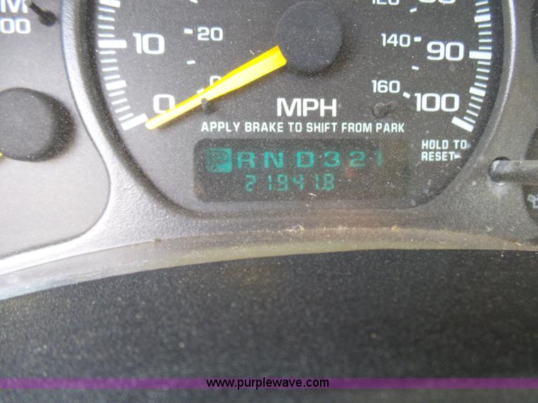 image for item AV9857 2001 Chevrolet Silverado 2500HD LS Ext. Cab pickup truck