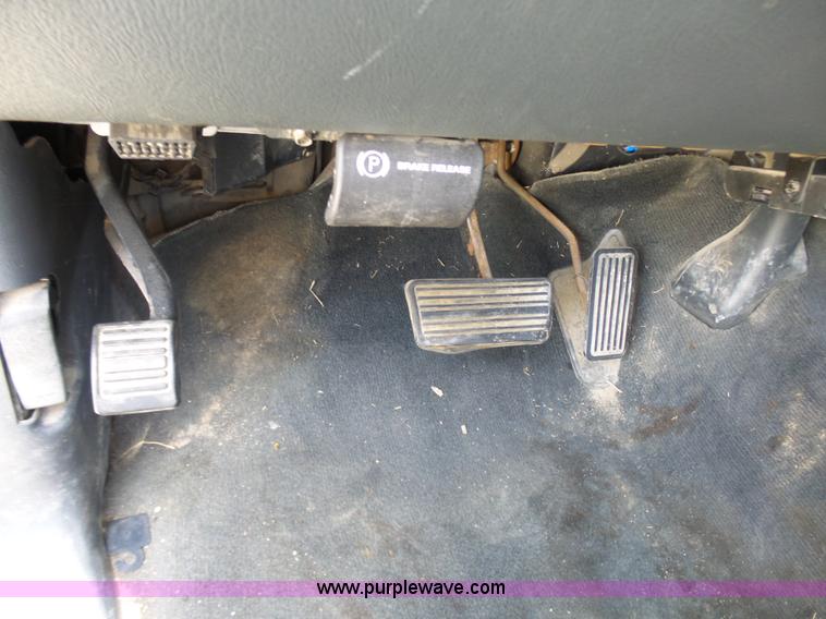 image for item AV9857 2001 Chevrolet Silverado 2500HD LS Ext. Cab pickup truck