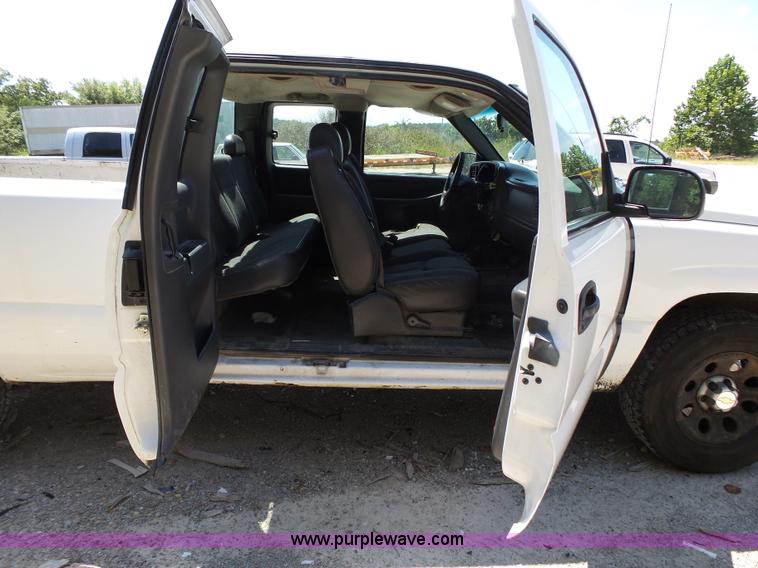 image for item BM9668 2005 Chevrolet Silverado 1500 Ext. Cab pickup truck