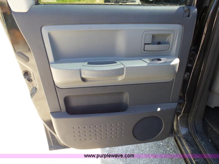 image for item BM9669 2010 Dodge Dakota Crew Cab pickup truck