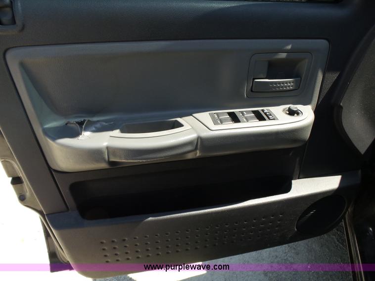 image for item BM9669 2010 Dodge Dakota Crew Cab pickup truck