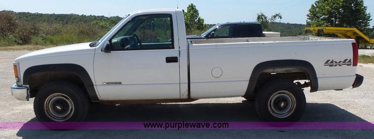 image for item BM9670 2000 Chevrolet 3500 pickup truck