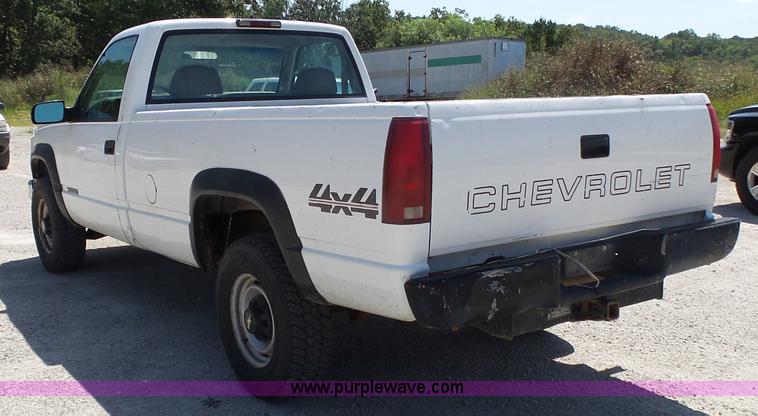 image for item BM9670 2000 Chevrolet 3500 pickup truck