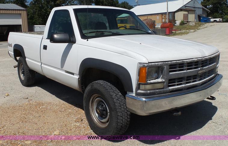 image for item BM9670 2000 Chevrolet 3500 pickup truck