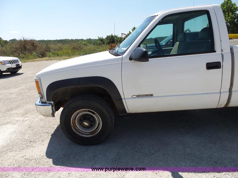 image for item BM9670 2000 Chevrolet 3500 pickup truck