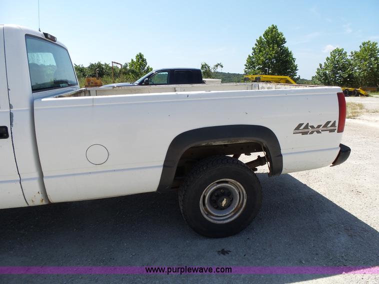 image for item BM9670 2000 Chevrolet 3500 pickup truck