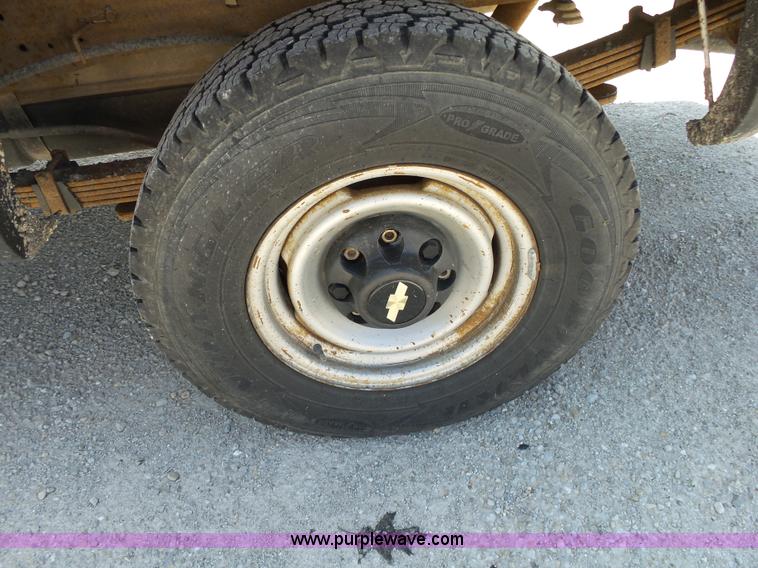 image for item BM9670 2000 Chevrolet 3500 pickup truck