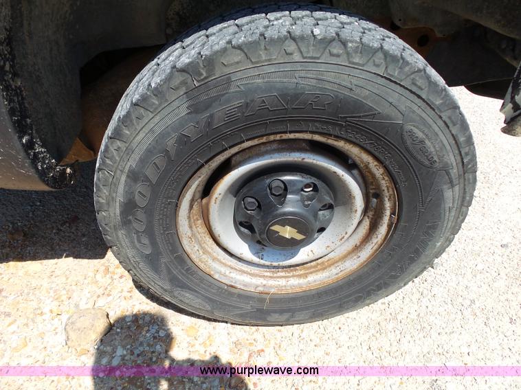 image for item BM9670 2000 Chevrolet 3500 pickup truck