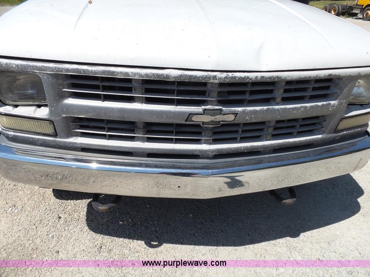 image for item BM9670 2000 Chevrolet 3500 pickup truck