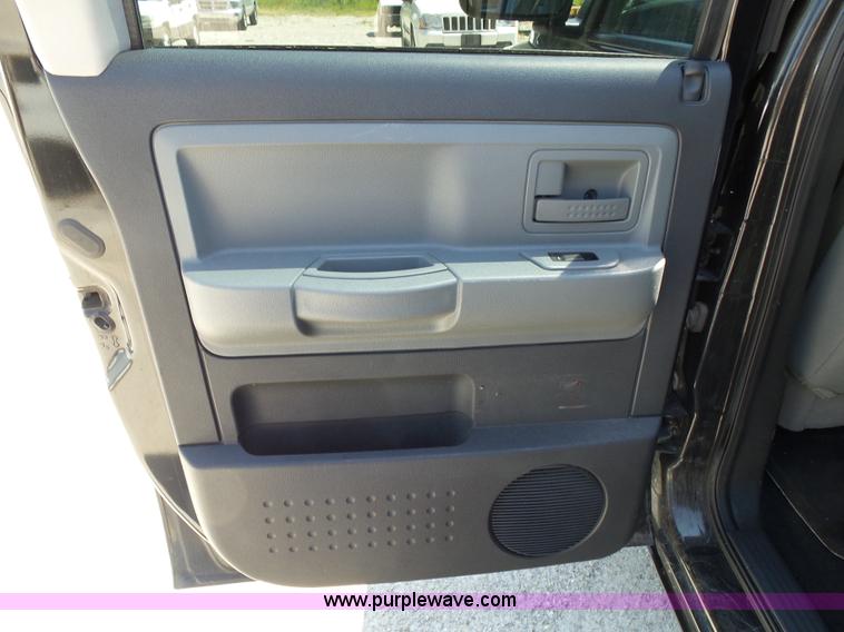 image for item BM9671 2010 Dodge Dakota Crew Cab pickup truck