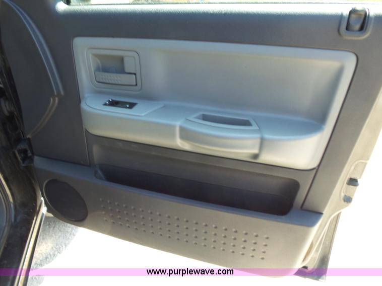 image for item BM9671 2010 Dodge Dakota Crew Cab pickup truck