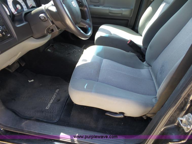 image for item BM9671 2010 Dodge Dakota Crew Cab pickup truck