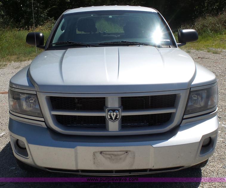 image for item BM9672 2010 Dodge Dakota Crew Cab pickup truck