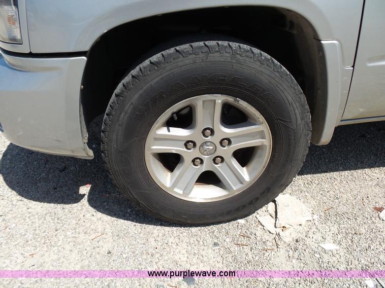 image for item BM9672 2010 Dodge Dakota Crew Cab pickup truck