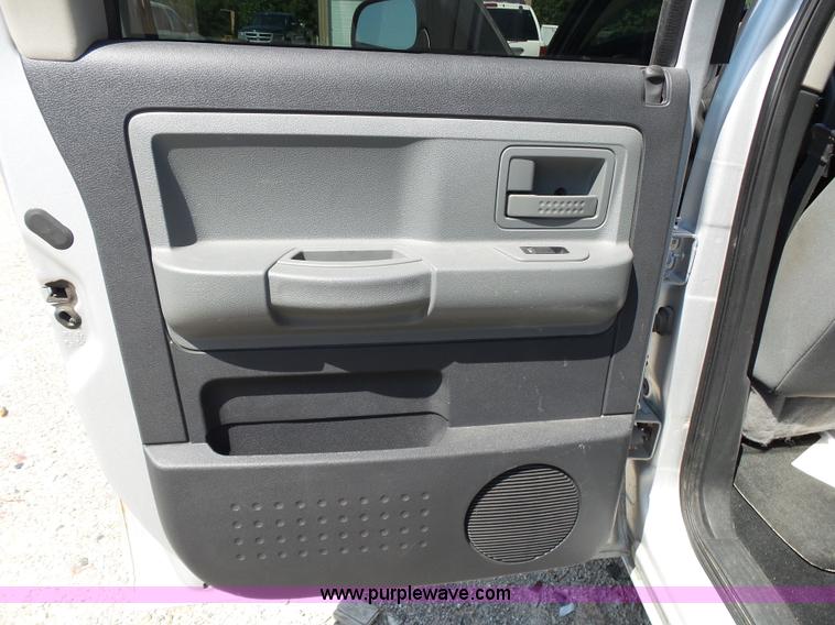 image for item BM9672 2010 Dodge Dakota Crew Cab pickup truck