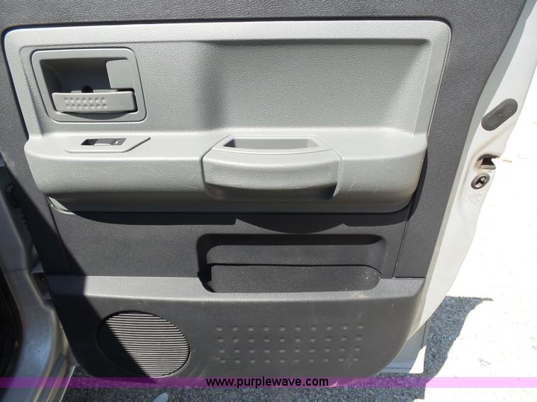 image for item BM9672 2010 Dodge Dakota Crew Cab pickup truck