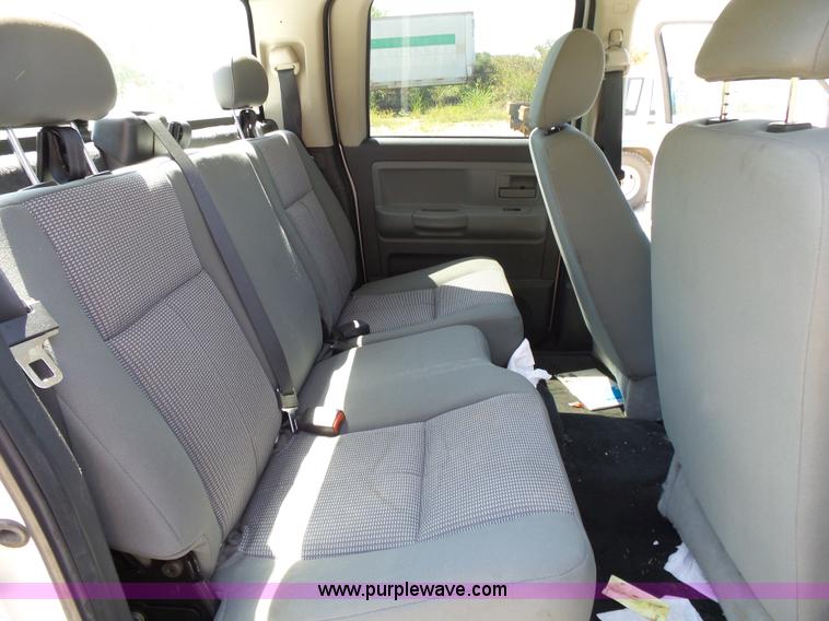 image for item BM9672 2010 Dodge Dakota Crew Cab pickup truck