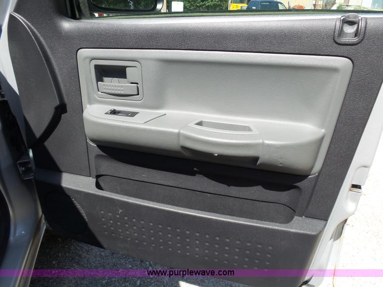 image for item BM9672 2010 Dodge Dakota Crew Cab pickup truck