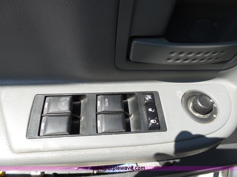 image for item BM9672 2010 Dodge Dakota Crew Cab pickup truck