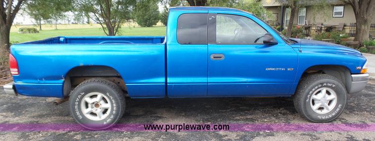 image for item BY9578 1998 Dodge Dakota SLT Club Cab pickup truck