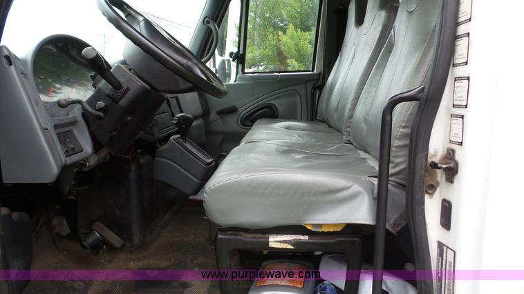 image for item DA2867 2002 International 4300 box truck