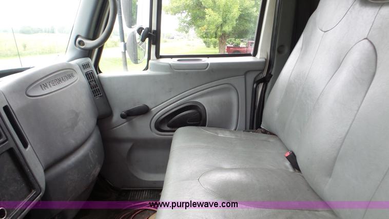 image for item DA2867 2002 International 4300 box truck