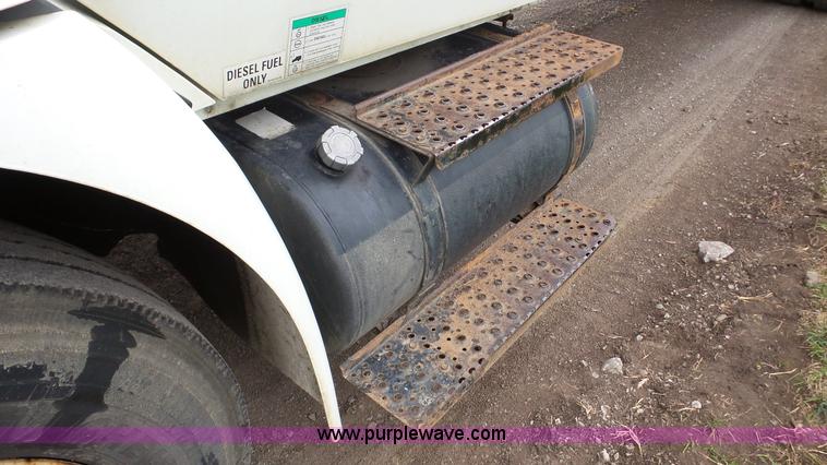 image for item DA2867 2002 International 4300 box truck