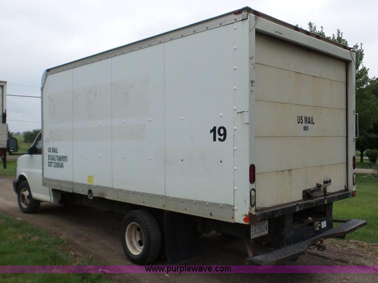 image for item DA2868 2005 GMC Savana G3500 box truck