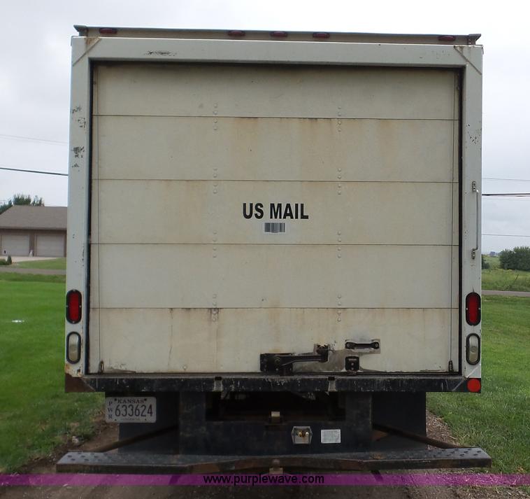 image for item DA2868 2005 GMC Savana G3500 box truck