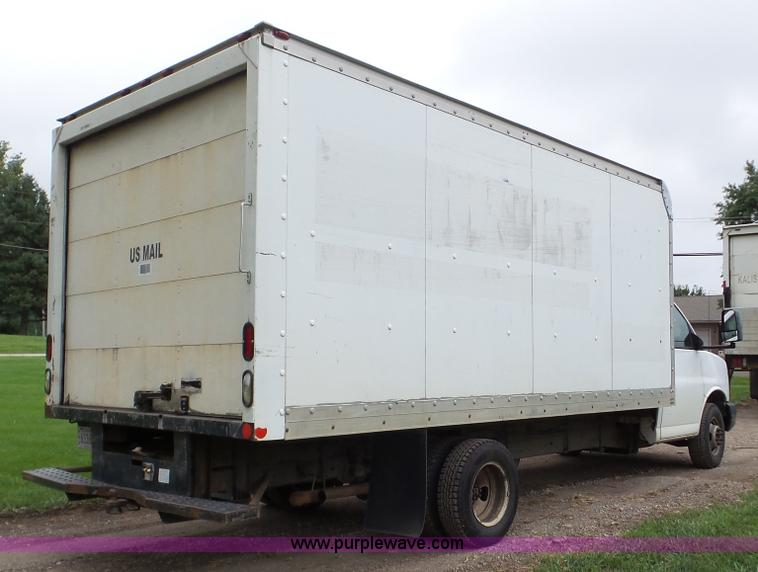 image for item DA2868 2005 GMC Savana G3500 box truck