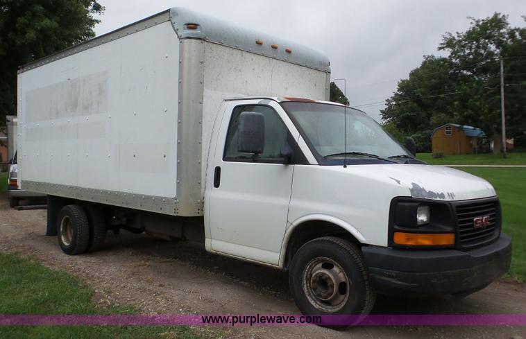 image for item DA2868 2005 GMC Savana G3500 box truck