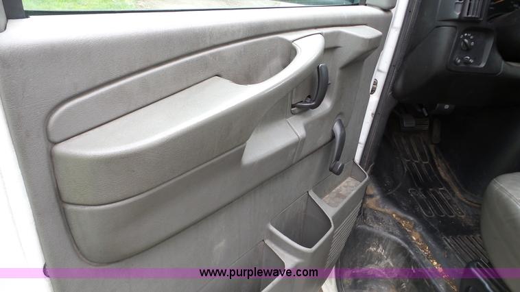 image for item DA2868 2005 GMC Savana G3500 box truck