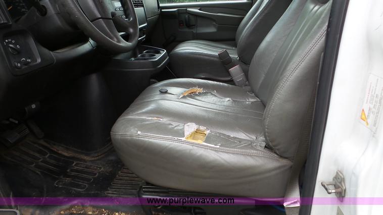 image for item DA2868 2005 GMC Savana G3500 box truck